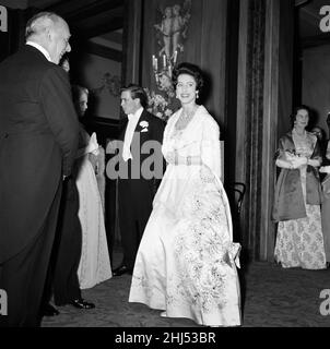 Prinzessin Margaret und ihr Verlobter Antony Armstrong-Jones besuchen eine Gala-Ballettaufführung im Royal Opera House. Covent Garden, London. 1st. März 1960. Stockfoto