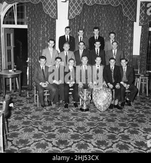 Scunthorpe United Third Division (North) Champions & Sunday Pictorial Giant-Killer Cup Gewinner 1958. Scunthorpe erhielt diese Trophäe als Anerkennung für den Auswärtssieg 3-1 gegen Newcastle United in der vierten Runde des diesjährigen FA Cup-Wettbewerbs. Die Teams, die im Berkeley Hotel in Scunthorpe mit ihren Trophäen abgebildet sind, sind: Von links ZURÜCK Doug Fletcher Ronnie Waldock Len Sharpe Mervyn Jones CENTER Strong - Masseuse Alan Bushvon Eric Davis Barry Horstead Frank Marshall - Captain FRONT Ken Hardwick Jack Marriott Jack Brownsword Ronnie Suart - Manager Jack Hubbard John Davie Stockfoto