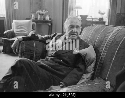 Der britische Schriftsteller William Somerset Maugham hat zu Hause fotografiert. April 1959. Stockfoto