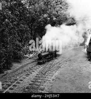 Eisenbahnliebhaber kommen in der Miniatureisenbahn in 'Greywood', dem Garten von Sir John Samuel, im Burwood Park, Walton-on-Thames, auf ihre Kosten. 13th. August 1961. Stockfoto