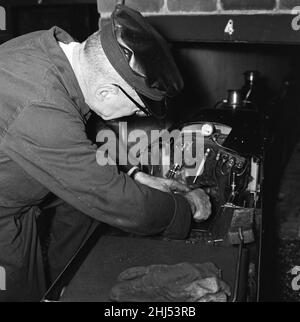 Eisenbahnliebhaber kommen in der Miniatureisenbahn in 'Greywood', dem Garten von Sir John Samuel, im Burwood Park, Walton-on-Thames, auf ihre Kosten. 13th. August 1961. Stockfoto