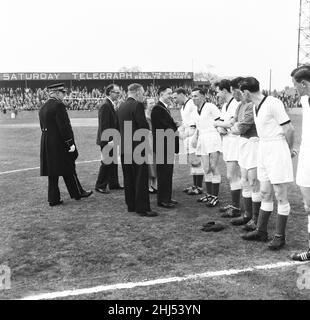 Scunthorpe United Third Division (North) Champions & Sunday Pictorial Giant-Killer Cup Gewinner 1958. Scunthorpe erhielt diese Trophäe als Anerkennung für den Auswärtssieg 3-1 gegen Newcastle United in der vierten Runde des diesjährigen FA Cup-Wettbewerbs. Das Bild wird vor dem letzten Heimspiel der Saison (gegen Carlisle) auf dem Old Show Ground von Bürgermeister G McQuade den Ehrengästen vorgestellt, bevor er den Sunday Pictorial Cup erhielt. Stockfoto