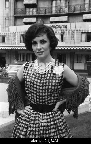 Gina Lollobrigida, italienische Schauspielerin, posiert für Bilder vor dem Dorchester Hotel, London, Montag, 31st. August 1959. Stockfoto