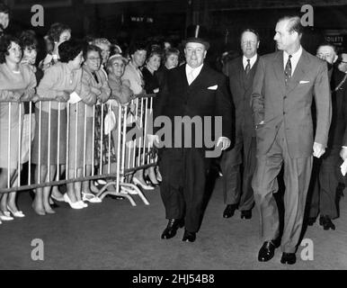 Prinz Philip besucht Wales. Der Herzog von Edinburgh wendet sich, um den herzlichen Empfang anzuerkennen, den er von der Menge empfängt, als er den Bahnhof von Cardiff verlässt. Juni 1961. Stockfoto