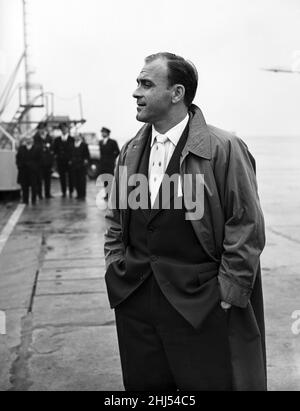 Der spanische Mittelfeldspieler Alfredo Di Stefano von der Fußballmannschaft Real Madrid bei der Ankunft am Flughafen London. 22nd. April 1957. Stockfoto