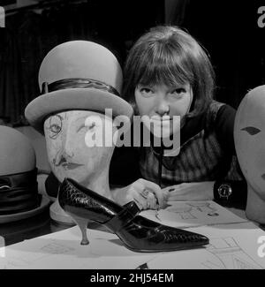 Mary Quant, Modedesignerin, steht in ihrem Laden Bazaar mit Beispielen der Schuhe und Hüte, die sie entwirft und verkauft. Mary's Shop befindet sich in der Brompton Road, Knightsbridge, London, SW1 Aufnahme vom 14th. Oktober 1960 Stockfoto