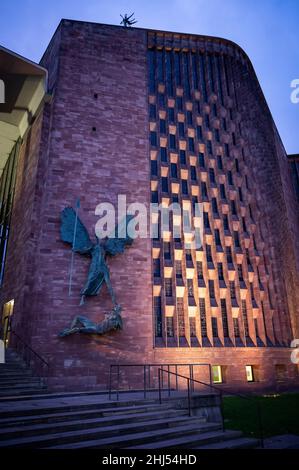 Coventry, Großbritannien, Mittwoch, 26th. Januar 2022 Blick auf die Fassade der Coventry Cathedral. Kredit: DavidJensen / Empics Unterhaltung / Alamy Live Nachrichten Stockfoto