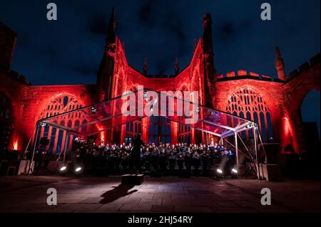 Coventry, Großbritannien, Mittwoch, 26th. Januar 2022 Chorherren und Community Singers der Coventry Cathedral unter der Leitung von Rachel Mahon Proben Geister in den Ruinen von Nitin Sawhney CBE in den Überresten der WW2 bombardierten Kathedrale zum 60th. Jahrestag der Weihe der Coventry Kathedrale. Kredit: DavidJensen / Empics Unterhaltung / Alamy Live Nachrichten Stockfoto