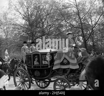 Die Hochzeit von Prinzessin Margaret und Antony Armstrong-Jones. Im Bild Königin Elizabeth II. Und die Königin Mutter in einem Wagen. 6th Mai 1960. Stockfoto