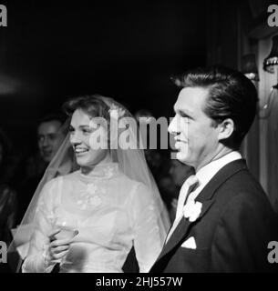 Die Hochzeit von Julie Andrews und Tony Walton in der St Mary Oatlands Church, Weybridge, Surrey. 10th Mai 1959. Stockfoto