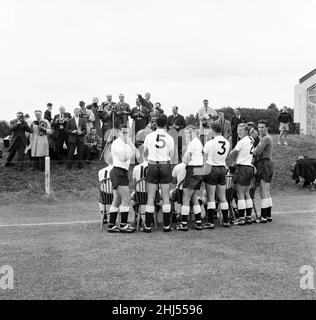 Der doppelt siegreiche Tottenham Hotspur Football Club steht vor Beginn der neuen Saison bei Cheshunt für Fotografen an. Hinter den Kameras drehen sich Dave Mackay (links) und Kapitän Danny Blanchflower. 4th. August 1961. Stockfoto