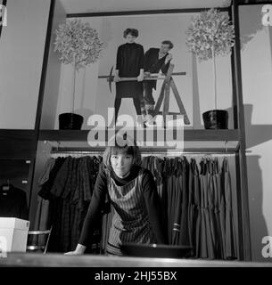 Mary Quant, Kleiderdesignerin, steht in ihrem Laden Bazaar.Marys Laden befindet sich in der Brompton Road, Knightsbridge, London, SW1 Foto aufgenommen am 14th. Oktober 1960 Stockfoto