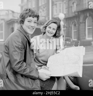 Die Rennfahrerin Pat Moss (links) und ihre Navigatorin Ann Wisdom studieren ihre Karte in Blackpool vor dem letzten RAC-Rallye-Rennen bei den Damen-Europameisterschaften.23rd. November 1960. Stockfoto