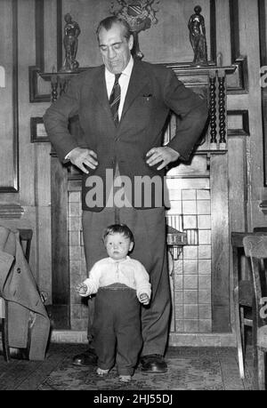 Primo Carnera, professioneller Wrestler, ebenfalls ein ehemaliger Profiboxer, abgebildet mit der 15 Monate alten Joan Robinson, in Manchester, Samstag, 19th. März 1960. Stockfoto