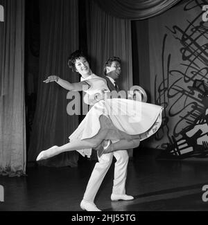 Cliff Richard und Carole Gray Proben für den Film "Die Jungen". Finsbury Park Empire, London. 28. Juli 1961. Stockfoto