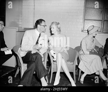 Die Schauspielerin Marilyn Monroe und der Dramatiker Arthur Miller mit Vivian Leigh (rechts) hier am Flughafen London. 14. Juli 1956 Stockfoto