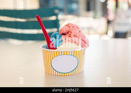 Kugeln, wenn Eis in Papierbecher. Street Food. Selektiver Fokus. Speicherplatz kopieren Stockfoto