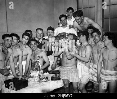 Rugby League Cup Finale 1956. St. Helens v. Halifax. St. Helens gewinnt den Rugby League Cup. Die Szene in der Garderobe von St. Helens, in der Prescott (Kapitän) nach ihrem großen Sieg über Halifax in Wembley heute Nachmittag aus dem Cup trinkt. April 1956 P011517 Stockfoto