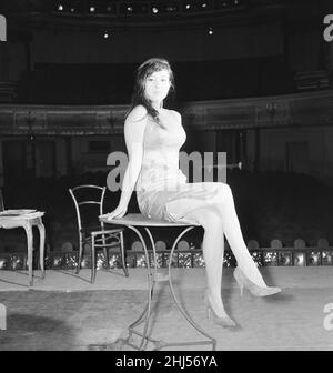 Tsai Chin, Schauspielerin und Hauptdarstellerin im West End-Musical The World of Suzie Wong, das im nächsten Monat im Prince of Wales Theatre, London, eröffnet wird, aufgenommen während der Probenpausen am 17th. Oktober 1959. Stockfoto