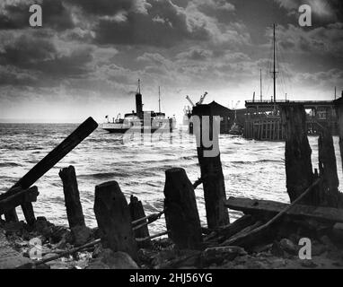 Umrahmt von alten Hölzern am Sammy's Point, Hull, legt die New Holland Fähre Wingfield Castle neben dem Ponton am Corporation Pier an. 9th Mai 1961 Stockfoto