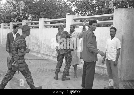 Die Bizerte-Krise 1961French Soldaten suchen auf den Straßen von Bizerte einen arabischen Mann, nachdem sie die Stadt überwältigt hatten. 24th. Juli 1961 die Krise entstand, nachdem tunesische Truppen den französischen Marinestützpunkt Bizerte umzingelt und blockiert hatten, in der Hoffnung, Frankreich dazu zu zwingen, seinen letzten Besitz im Land aufzugeben. Nachdem Tunesien Frankreich vor Verstößen gegen den tunesischen Luftraum gewarnt hatte, schickten die Franzosen einen Hubschrauber auf tunesische Truppen, die mit Warnschüssen reagierten. Als Reaktion auf die Blockade wurden 800 französische Fallschirmjäger eingeschickt. Als die Fallschirmjäger auf dem Flugplatz landeten, sprühten tunesische Truppen Stockfoto