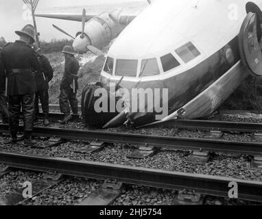 Das Wrack eines vollbeladenen Passagierflugzeugs Viscount, nachdem es die Start- und Landebahn am Rochford Airport übergeschossen hatte und auf der Bahnlinie, die am Flughafen entlang verläuft, landete. Feuerwehrmänner und Rettungsdienste machen den Passagieren den Weg frei, das Flugzeug zu verlassen. Oktober 1960. Stockfoto