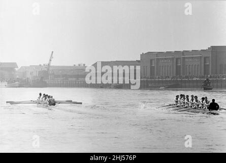 The Boat Race, Cambridge / Oxford. 1957. Das Rennen fand vom Startpunkt an der Putney Bridge an der Themse in London bis zur Ziellinie an der Chiswick Bridge im Mortlake-Gebiet von West London statt. Die Boat Race Course, bekannt als Championship Course, ist 4 Meilen, 374 Yards oder 6,8 km lang. Das Bootsrennen 103rd fand am 30. März 1957 statt. Das Boat Race findet jährlich statt und ist ein Side-by-Side-Ruderrennen zwischen Crews der Universitäten Oxford und Cambridge entlang der Themse. Das Rennen wurde vom ehemaligen Oxford-Ruderer Gerald Ellison umgestellt. Obwohl Oxford die Favoriten und mit der Stockfoto