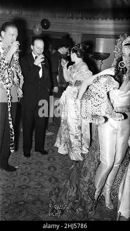 Der Opernball im Dorchester Hotel im Februar 1960. *** Ortsüberschrift *** der Hon. George Lascelles vor 1929Viscount Lascelles zwischen 1929 und 1947 Marion Stein George Henry Hubert Lascelles, 7th Earl of Harewood Stockfoto