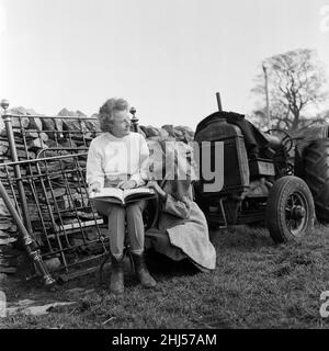 Mary Hayley Bell und ihre Tochter Hayley Mills haben sich in Downham, Lancashire, in der Sonne ein Bild gemacht und das Drehbuch des Films „Whistle Down the Wind“ studiert. Der Film wird auf einer Farm dort gedreht und Hayley ist dabei. Das Drehbuch wurde nach einem Roman von Mary Hayley Bell adaptiert. 21st. Februar 1961. Stockfoto