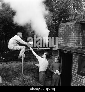 Eisenbahnliebhaber kommen in der Miniatureisenbahn in 'Greywood', dem Garten von Sir John Samuel, im Burwood Park, Walton-on-Thames, auf ihre Kosten. 13th. August 1961. Stockfoto