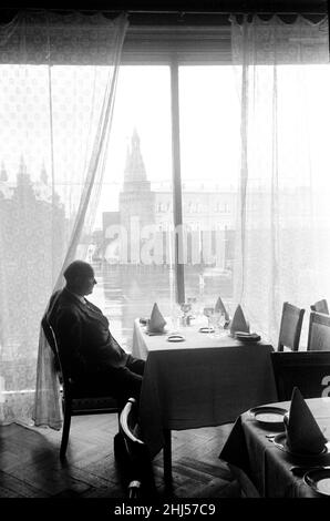 Ein Mann am Restauranttisch mit Blick auf den Roten Platz in Moskau, UdSSR. April 1960M4000 Stockfoto