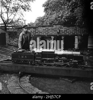 Eisenbahnliebhaber kommen in der Miniatureisenbahn in 'Greywood', dem Garten von Sir John Samuel, im Burwood Park, Walton-on-Thames, auf ihre Kosten. 13th. August 1961. Stockfoto