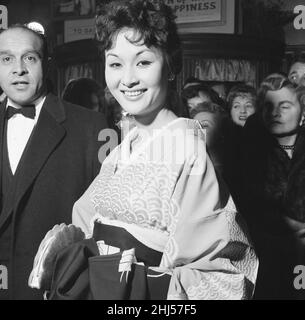 The Inn of the Sixth Happiness, Filmpremiere im Odeon, Leicester Square, London, Sonntag, 23rd. November 1958. Eiko Ando, die in dem Film eine Geisha spielt. Stockfoto