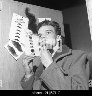 Falsche Bärte für Männer im Teenageralter, die nicht die Zeit oder die Neigung haben, einen echten Bart zu wachsen. 20th. Oktober 1960 Stockfoto