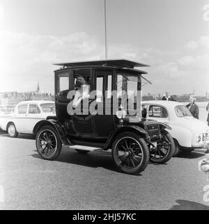 Ein revolutionäres Auto mit Sonnenenergie. Das Oldtimer hat Solarzellen auf dem Dach. Dr. Charles Escoffery, ein Wissenschaftler aus El Segundo, Kalifornien, hat Pionierarbeit bei der Entwicklung von Solarzellen geleistet. 9th. August 1960. Stockfoto