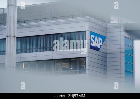 Walldorf, Deutschland. 26th Januar 2022. Ein Logo des Software-Unternehmens SAP ist durch eine Fensterscheibe im Hauptgebäude zu sehen. Am Donnerstag (Jan 27), wird das Unternehmen seine Finanzzahlen für das vergangene Jahr bekannt geben. Quelle: Uwe Anspach/dpa/Alamy Live News Stockfoto