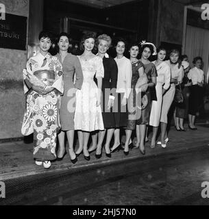 1958 Miss World Beauty-Teilnehmer, abgebildet, stehend vor ihrem Hotel, The Westbury, London, 5th. Oktober 1958. Von links nach rechts: Miss Japan Hisako Okuse, Miss Großbritannien Eileen Elizabeth Sheridan, Miss USA Nancy Anne Corcoran, Miss Holland Lucienne Struve, Miss France Claudine Oger, Miss Canada Marilyn Anne Keddie, Miss Brasilien Sonia Maria Campos, Miss Südafrika Penelope Anne Coelen und Miss Italien Elisabetta Velinsky. Stockfoto