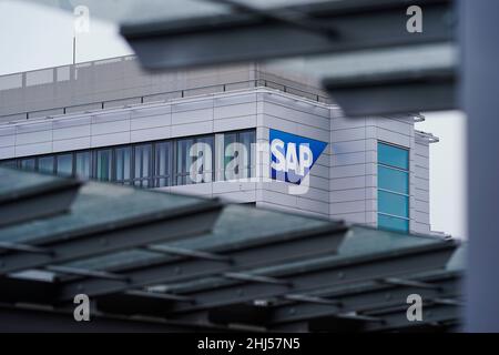 Walldorf, Deutschland. 26th Januar 2022. Auf dem Hauptgebäude ist ein Logo des Software-Unternehmens SAP abgebildet. Am Donnerstag (Jan 27) wird das Unternehmen seine Geschäftszahlen für das vergangene Jahr bekannt geben. Quelle: Uwe Anspach/dpa/Alamy Live News Stockfoto