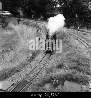 Eisenbahnliebhaber kommen in der Miniatureisenbahn in 'Greywood', dem Garten von Sir John Samuel, im Burwood Park, Walton-on-Thames, auf ihre Kosten. 13th. August 1961. Stockfoto