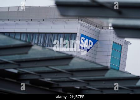 Walldorf, Deutschland. 26th Januar 2022. Auf dem Hauptgebäude ist ein Logo des Software-Unternehmens SAP abgebildet. Am Donnerstag (Jan 27) wird das Unternehmen seine Geschäftszahlen für das vergangene Jahr bekannt geben. Quelle: Uwe Anspach/dpa/Alamy Live News Stockfoto