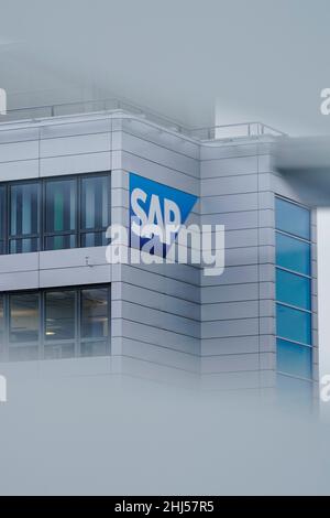 Walldorf, Deutschland. 26th Januar 2022. Ein Logo des Software-Unternehmens SAP ist durch eine Fensterscheibe im Hauptgebäude zu sehen. Am Donnerstag (Jan 27), wird das Unternehmen seine Finanzzahlen für das vergangene Jahr bekannt geben. Quelle: Uwe Anspach/dpa/Alamy Live News Stockfoto