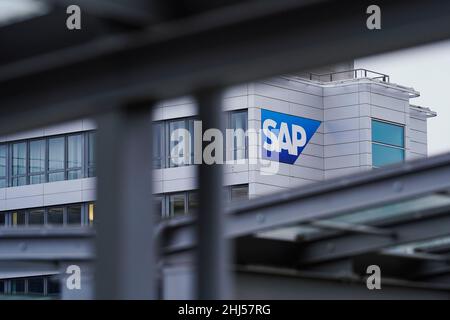 Walldorf, Deutschland. 26th Januar 2022. Auf dem Hauptgebäude ist ein Logo des Software-Unternehmens SAP abgebildet. Am Donnerstag (Jan 27) wird das Unternehmen seine Geschäftszahlen für das vergangene Jahr bekannt geben. Quelle: Uwe Anspach/dpa/Alamy Live News Stockfoto