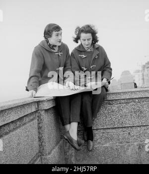 Die Rennfahrer Pat Moss und Ann Wisdom im Alter von 21 Jahren studieren am Vortag auf der Promenade in Blackpool ihre Karte zum Start der RAC Rally am 6th. März 1956. Stockfoto