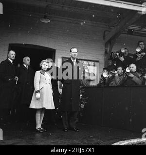 Die Hochzeit von Pamela Mountbatten und David Hicks in der Romsey Abbey, Hampshire. Prinzessin Anne und Prinz Philip kommen am Bahnhof Romsey an. 13th. Januar 1960. Stockfoto