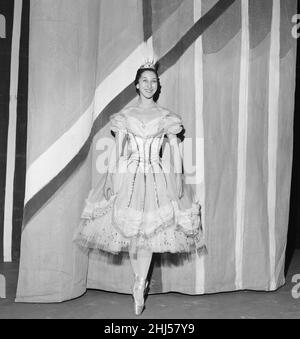 Queen Elizabeth, die Queen Mother und Prinzessin Margaret besuchen am Donnerstag, den 8th. Dezember 1960, eine Gala-Matinee des Balletts zur Unterstützung der Royal Academy of Dancing im Theatre Royal, Drury Lane, London. Unser Bild zeigt ... backstage, Ballerina Nina Vyroubov. Stockfoto