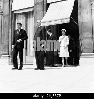 Der amerikanische Präsident John F. Kennedy mit dem französischen Präsidenten Charles De Gaulle im Elysee-Palast während ihres Frühjahrsbesuches in Paris.31st. Mai 1961. Stockfoto