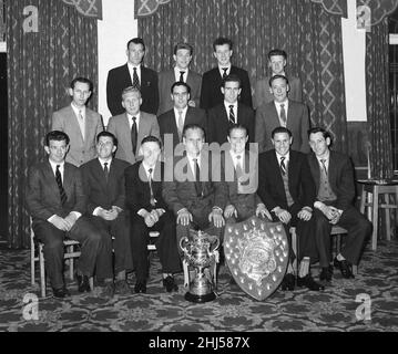 Scunthorpe United Third Division (North) Champions & Sunday Pictorial Giant-Killer Cup Gewinner 1958. Scunthorpe erhielt diese Trophäe als Anerkennung für den Auswärtssieg 3-1 gegen Newcastle United in der vierten Runde des diesjährigen FA Cup-Wettbewerbs. Die Teams, die im Berkeley Hotel in Scunthorpe mit ihren Trophäen abgebildet sind, sind: Von links ZURÜCK Doug Fletcher Ronnie Waldock Len Sharpe Mervyn Jones CENTER Strong - Masseuse Alan Bushvon Eric Davis Barry Horstead Frank Marshall - Captain FRONT Ken Hardwick Jack Marriott Jack Brownsword Ronnie Suart - Manager Jack Hubbard John Davie Stockfoto