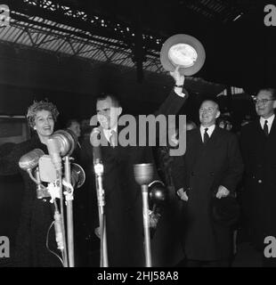 Richard Nixon, Vizepräsident der Vereinigten Staaten am Bahnhof Victoria, London, begleitet von seiner Frau Pat Nixon, Dienstag, den 25th. November 1958. Der amerikanische Vizepräsident und seine Frau sind als Gäste der Regierung für einen viertägigen offiziellen Besuch in Großbritannien. Auf dem Programm stehen ein Mittagessen mit der Queen im Buckingham Palace, ein Treffen mit Premierminister MacMillan und die Teilnahme an der Einweihung der American Chapel in der St. Paul's Cathedral. Er wird auch an einer Pressekonferenz des BBC-Fernsehens teilnehmen. Stockfoto