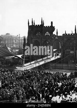 Königin Elizabeth II. Und Prinz Philip, Herzog von Edinburgh, besuchen die alte Kathedrale in Coventry. 23rd. März 1956. Stockfoto