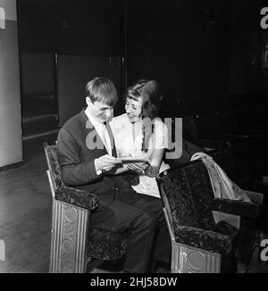 Das Brautpaar Roy und Ann Hudd haben ihre Flitterwochen für Roy gekürzt, um einen Platz in der Midday Music-Hall im BBC Radio im Manchester Playhouse zu besuchen. 16th Mai 1961. Stockfoto